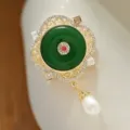 Elegant court style qipao brooch featuring a green safety buckle, crystal filigree and pearl pendant. - 3.9x6.3cm / Green