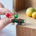 Kerst teckel broche detail, geëmailleerde honden speld voor winterkleding outfit. - Kerstkostuum Hanger Teckel Stijl (15)