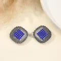 Vista dettagliata di chiusure per mantello in metallo strass, eleganti bottoni blu. - Stile Strass Blu (1)