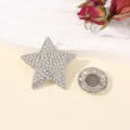 Close-up van de sprankelende strass ster magnetische broche, met fijne kristaloppervlakdetails. - Pentagram