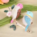 Gros plan détaillé de la jolie broche double oiseau avec des couleurs émail vives. - Style A / 4.7*3.5cm