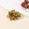 Vintage goudkleurige strass blad magneet broche, elegant sjaal accessoire en mooie decor. - Antiek Gouden Bloem