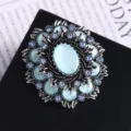 Nahaufnahme der Vintage Barock blauen Katzenauge Brosche mit funkelnden blauen Strasssteinen. - Silberbasis Blau