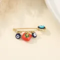 Broche œil maléfique avec pendentif fruit rouge, épingle de sûreté dorée hommes et femmes - Style Kaki / 3.8x2.8cm
