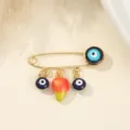 Broche pendentif mauvais oeil ton or avec charme de fraise et perles yeux bleus mode. - Style Fraise / 3.8x2.8cm