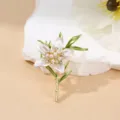 Detailansicht der eleganten floralen Brosche verziert mit Perlen und funkelndem Strass. - 白色百合花款 / Einzelpackung (5x3.8cm)