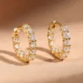 Goudkleurige oorringen met schitterende zirkonia stenen gedetailleerde weergave en glans. - Hoop Earrings / 16mm / Goud