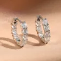 Gedetailleerde close-up van sprankelende zirkonia verzonken zilveren oorbellen met glans. - Hoop Earrings / 16mm / Zilver
