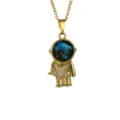 Collana con ciondolo astronauta dorato con stella scintillante e casco nebulosa blu. - Stile Astronauta che Tiene la Stella (ZPN535B) / Oro