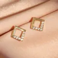 Orecchini a lobo geometrici quadrati in zircone, variante gioiello metallico elegante. - Stile Quadrato Traforato (E1605182R-B) / Oro