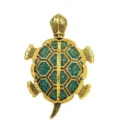 Detailed view of the gold-plated turtle brooch pendant featuring sparkling green crystal rhinestones. - Money Turtle (YNCP6377) / Size 7.4x4.9x1.1cm / Gold (Green Zircon)