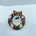 Detailaufnahme Vintage Weihnachtskranz Brosche, antikgold mit roten grünen Strasssteinen. - Voll-Strass-Stil