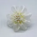 Détail de broche fleur en tulle blanc, élégante épingle florale en tissu pour femmes. - Fleur en organza blanc cassé