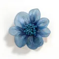 Détail de broche fleur en tulle bleu exquis, avec tissu maille et cœur perlé. - Fleur en organza bleu