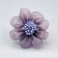 Exquise broche fleur en organza violet pour femme, détail d'épingle en tissu élégant. - Fleur en organza violet