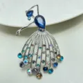 Primo piano della spilla elegante ballerina di cristallo con strass brillanti argento. - 7*4,5 cm / Blu navy