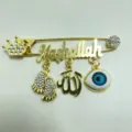 Spilla malocchio turca dorata con strass, scritta Mashallah e graziosi ciondoli pendenti. - Stile Corona con Impronte Oro (6) / 7.3x4cm