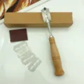 Professioneel broodsnijmes met houten handvat en reservemesjes voor ambachtelijk bakken. - In Doos 47g (19X3.4X3.4CM)
