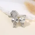 Leuke kristallen poedel broche, zilverkleurige legering strass hond reversspeld voor dames heren. - Pave Strass 3D Poedel Stijl (8)