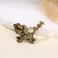 Detailopname van gouden strass puppy broche met bot hanger, prachtig en fijn ontwerp. - Antiek Goud Groen Oog Hond met Bot Stijl (7)