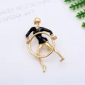 Detailopname van de creatieve cartoon emaille hoepelvrouw broche, modieus accessoire. - Elegante Vrouw met Hula Hoop Stijl (0401-4)