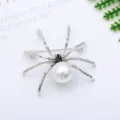 Zilveren spinnenbroche met grote witte parel en zwarte kristalaccenten voor stijl. - Zilveren Insect Spin Stijl (0401-4)