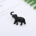 Zwarte olifant broche detailweergave, prachtig druppelolie metaalambacht met sprankelende ogen. - Zwarte Olifant Stijl (0401-4)