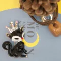 Exquisite black cat crown brooch, elegant alloy rhinestone animal lapel pin for sweater. - Black