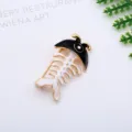 Cartoon olie-druppel vis skelet broche speld, zwart witte metalen lapel accessoire tas. - Grappige Visgraat Stijl (0401-4)