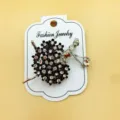 Primo piano della simpatica spilla ballerina di cristallo su cartoncino bianco, strass - Ballerina su Sfondo Giallo (7#)