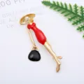 Elegante dames kunst broche met rode jurk en parel cartoon stijl legering accessoire voor tassen. - Elegante Vrouw met Handtas Stijl (0401-4)