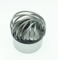 Detail emporte-piece rond en inox design imbrique avec anneau de suspension pour patisserie. - Set de 5 pièces