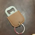 Handige roestvrijstalen flesopener sleutelhanger met bruin PU leer voor dagelijks gebruik. - Bruin