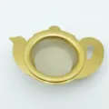 Goldfarbener Teesieb aus Edelstahl in Teekannenform, ideal für die Zubereitung von losem Tee. - Teekannen-förmiges Teesieb (Mit Standardsockel) / Gold