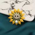 Vista dettagliata dell'elegante spilla di perle di girasole con strass scintillanti e viso ridente. - Girasole Giallo