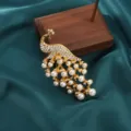 Elegante broche de pavo real dorado con perlas artificiales y brillantes para mujeres. - Perla Artificial Oro Pavo Real
