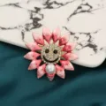 Vista dettagliata della spilla perla girasole, simpatica spilla viso sorridente strass. - Girasole Rosa