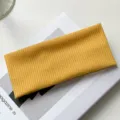 Cerchietto in maglia giallo retrò minimalista, fascia per capelli a coste larga, autunno inverno. - Curcuma