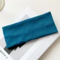 Fascia in maglia blu, fascia larga a costine, accessorio per capelli invernale minimalista. - Blu lago