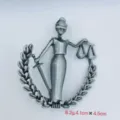 Spilla Dea della Giustizia vintage in metallo bilancia spada gioiello regalo moda accessorio - Stagno Antico Spazzolato