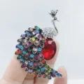 Eleva tu estilo con este deslumbrante broche de pavo real con diamantes de imitación. - Plata Antigua Pavo Real Multicolor