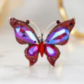 Detail van een prachtige vlinderbrosje met schitterende paarse en rode kristallen. - Irised Strass Grote Stijl / 6.2*4.6cm / Metaalachtig Rood