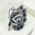 Detail opname vintage strass vlinder broche, elegante kristalen speld voor dames colbertjasje. - Retro Holle Stijl (112302) / 4.6*3.2cm / Antiek Zilver
