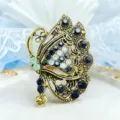 Mooie vintage vlinder broche met filigraan metaal en donkerblauwe strass, detailweergave. - Retro Holle Stijl (112302) / 4.6*3.2cm / Antiek Goud