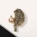 Elegante spilla vintage a forma di tigre con strass scintillanti e perla decorativa. - Tigre d'Oro