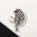 Dettaglio spilla tigre strass vintage con cristalli scintillanti e accento di perla. - Tigre d'argento