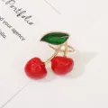Leuke rode kers metalen servetring en broche pin voor kerstfeest tafeldecoratie thuis. - Rode kers