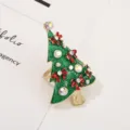 Detail van kerstboom servetring met mooie groene emaille en prachtige kleurrijke strass steentjes. - Kerstboom
