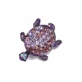 Vista dettagliata della spilla tartaruga in strass e lega squisita, accessorio moda luminoso. - Viola Dimensioni: 35*25 Cm Peso: 85 G