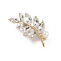 Exquisite Blatt Strass Perle Brosche Detailaufnahme, elegantes goldenes Anzug Accessoire für Damen. - Kristallblätter